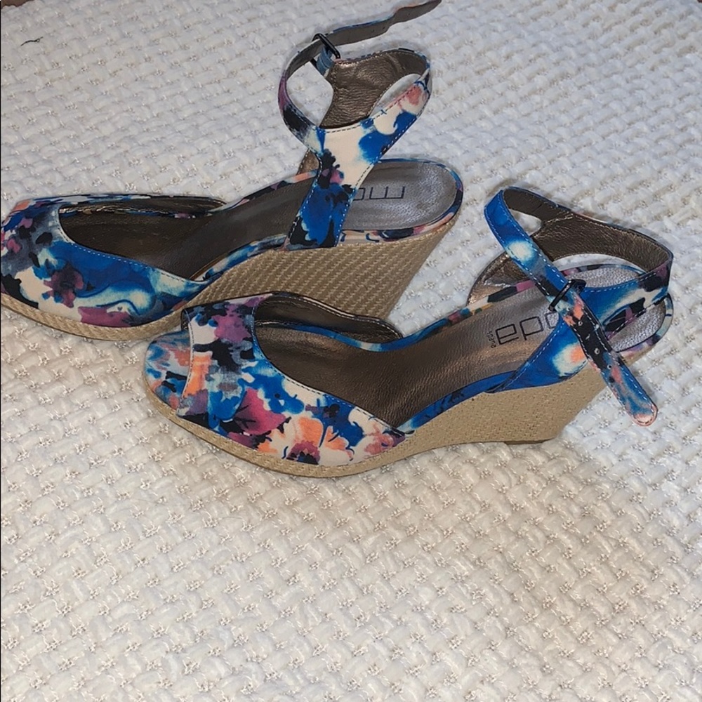 FLORAL WEDGE HEELS
